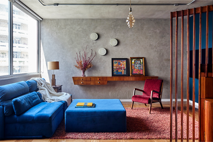 Projeto: Juliana Fabrizzi | O azul e vermelho intenso são valorizados com a parede em cimento queimado e as diferentes texturas