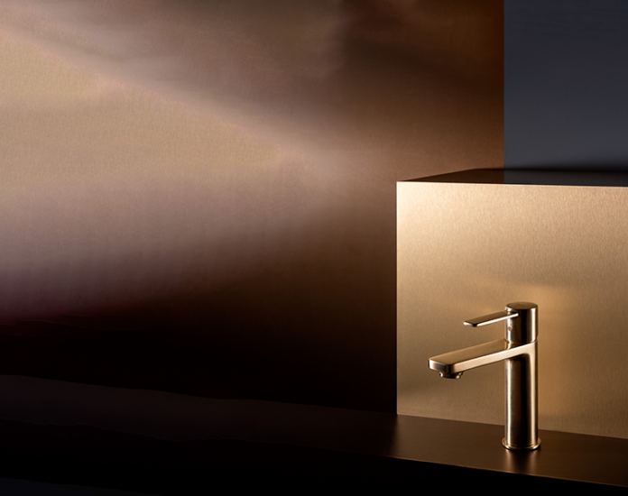 Monocomando para lavatório da coleção Teras, assinado pelo Benedito Design Studio, na cor Brushed Gold