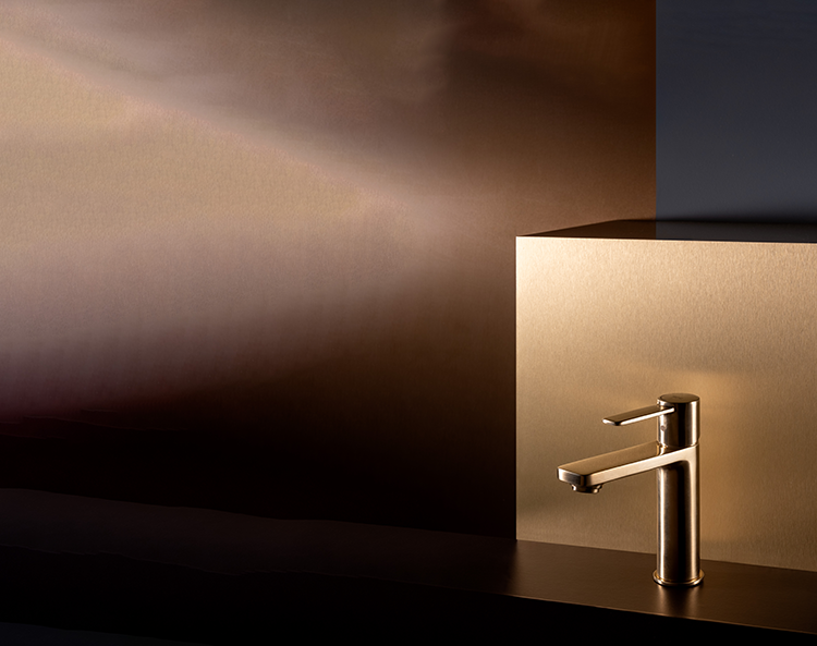 Monocomando para lavatório da coleção Teras, assinado pelo Benedito Design Studio, na cor Brushed Gold