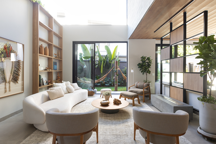 Projeto: Sabrina Salles | O revestimento claro, as plantas e as amplas esquadrias contribuem para a circulação do ar