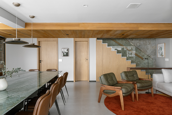 Living duplex assinado pelo escritório Quattrino Arquitetura destaca mesa by Vanessa Ribeiro com execução de Ambienta Mármore e Taipa Marcenaria