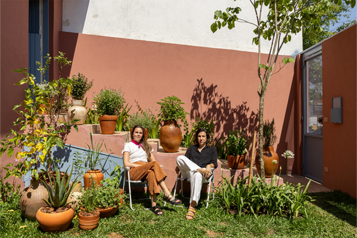 Natureza dá boas-vindas e torna a área externa ideal para momento de lazer e descanso