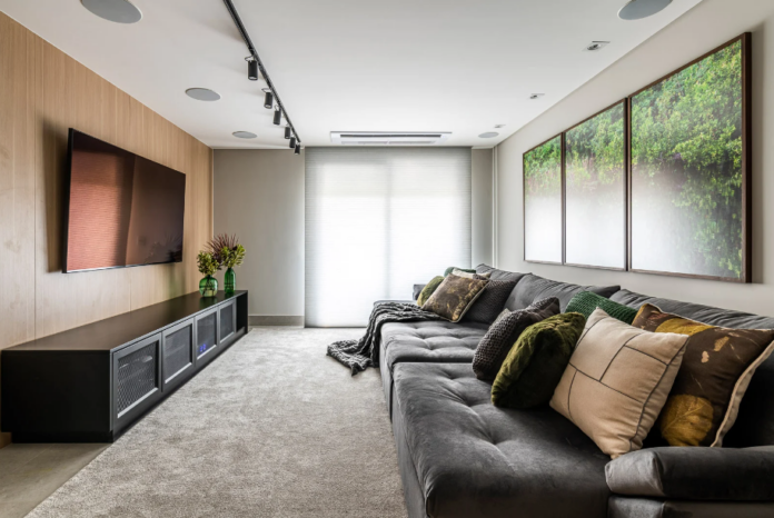 Tirar o pó toda semana mantém a persiana bonita por mais tempo – Foto: Renato Navarro | Projeto: Erica Salguero Arquitetura