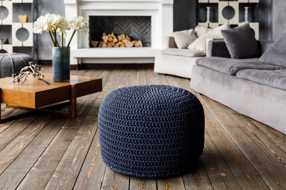 O puff preto combina com estilos diferentes e aparece em vários tamanhos – Foto: Freepik