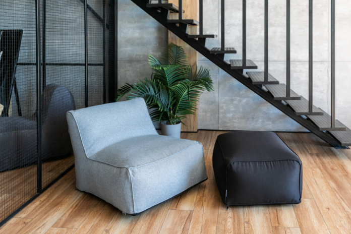 Tecidos em tons escuros escondem marcas de uso e pequenas manchas – Foto: Freepik