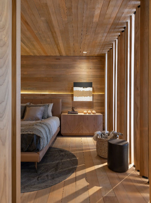 Puff preto ajuda a compor o ambiente com mais equilíbrio e sem chamar atenção – Foto: Lio Simas/CASACOR | Projeto: Michael Zanghelini