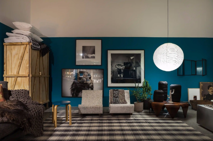 Meia parede azul petróleo cria profundidade, aconchego e destaque charmoso na decoração – Foto: Lufe Gomes/CASACOR | Projeto: Todos Arquitetura