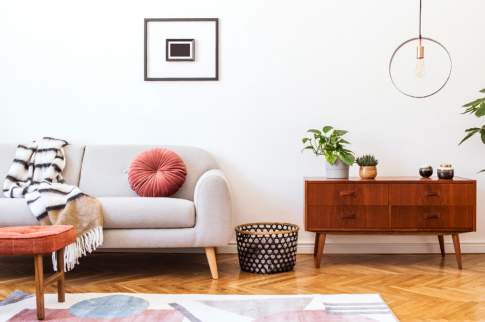 Souvenirs, câmeras herdadas e cerâmicas artesanais dão identidade ao móvel retrô – Foto: Freepik