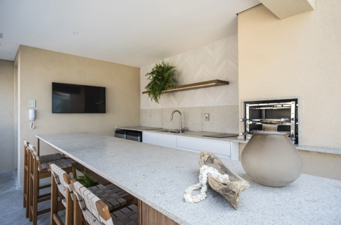 A porosidade do granito branco fica entre 0,4% e 2,0% – Foto: Livia Kras/CASACOR | Projeto: Mariana Meneghisso e Alexandre Pasquotto