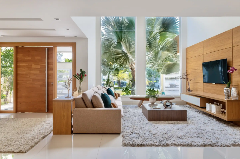 Esquadria de madeira na porta reforça sensação de calor e aconchego – Foto: Gustavo Breschiani/CASACOR | Projeto: Ana Cano Milman