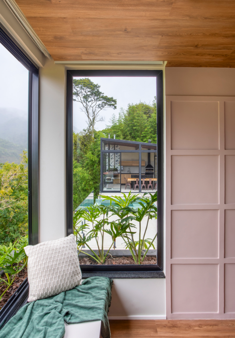 A escolha do tipo de abertura define a praticidade da esquadria em cada ambiente – Foto: Juliano Colodeti - @MCA Estúdio | Projeto: Felipe Rohen