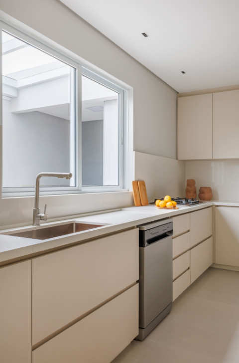 A esquadria certa muda o conforto e a aparência de qualquer ambiente da casa – Foto: Guilherme Rocha de Oliveira | Projeto: Rafaela Bender Arquitetura e Interiores