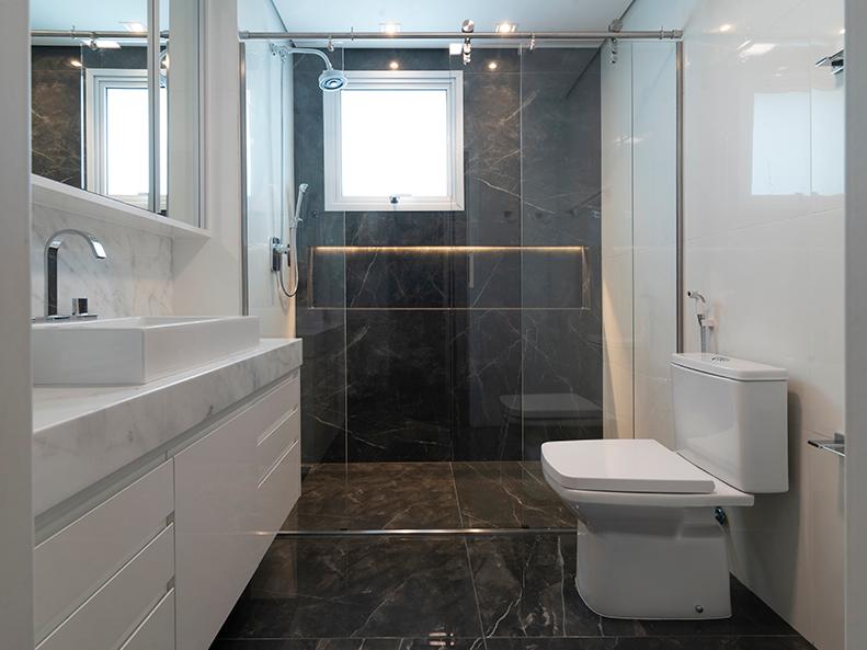 Modelos basculantes são bem comuns em banheiros – Foto: Diego Corrêa | Projeto: Marcia Motomatsu