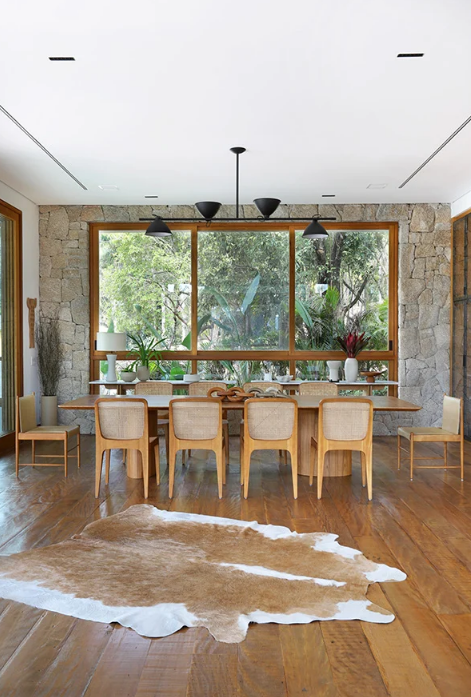 A escolha da esquadria ideal começa pela análise da rotina de uso do ambiente – Foto: Mariana Orsi | Projeto: Fernanda Dabbur