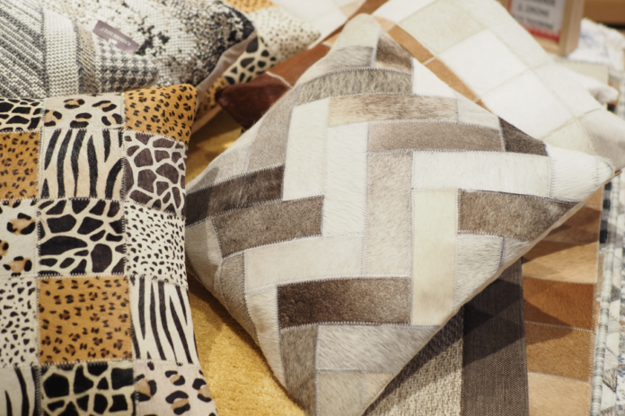 Almofadas patchwork com animal print trazem clima de safári – Foto: Freepik