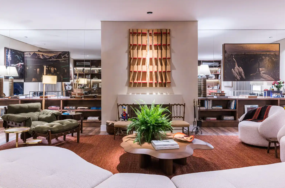 Samambaias são pteridófitas que se reproduzem por esporos – Foto: Renato Navarro/CASACOR | Projeto: Rosa May Sampaio