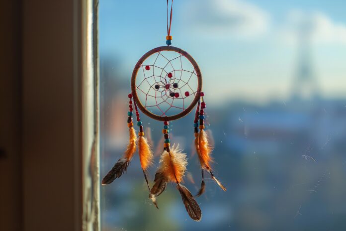 A claridade do amanhecer dissolve as energias negativas presas na teia do filtro dos sonhos – Foto: Freepik