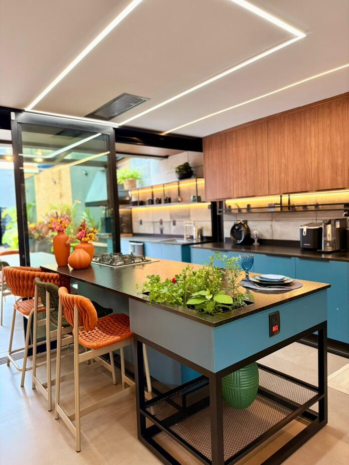 Projeto: Evilyn Ribeiro | A cozinha deixou de ser bastidor e assumiu o papel principal na arquitetura contemporânea. Hoje, ela integra, acolhe e traduz o estilo de vida de quem vive a casa