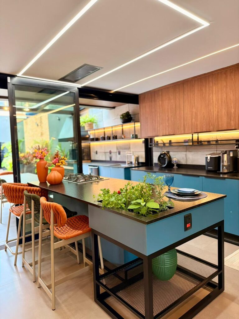 Projeto: Evilyn Ribeiro | A cozinha deixou de ser bastidor e assumiu o papel principal na arquitetura contemporânea. Hoje, ela integra, acolhe e traduz o estilo de vida de quem vive a casa