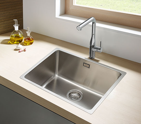 Monocomando de mesa da coleção Glera para cozinha em “L”, acabamento cromado