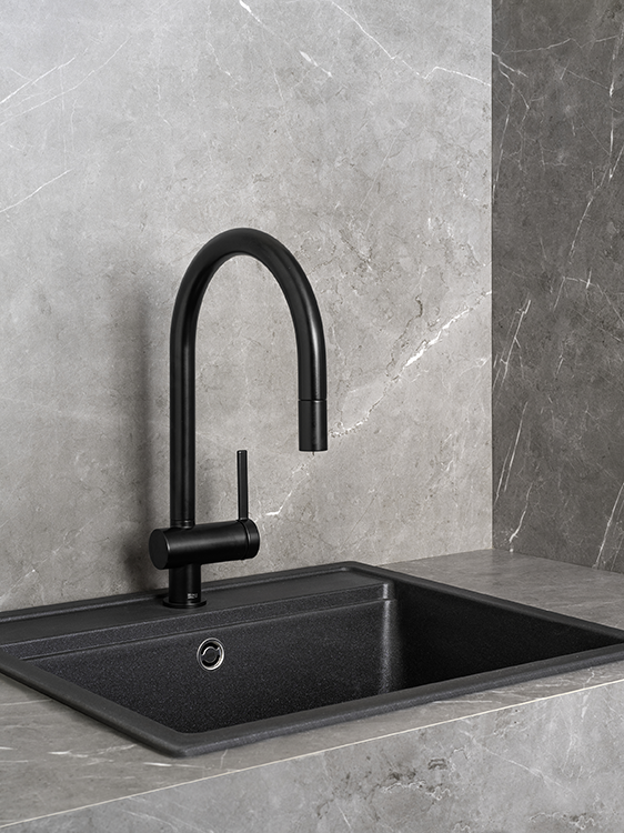 Monocomando de mesa da coleção Ona para cozinha em “U”, acabamento cromado