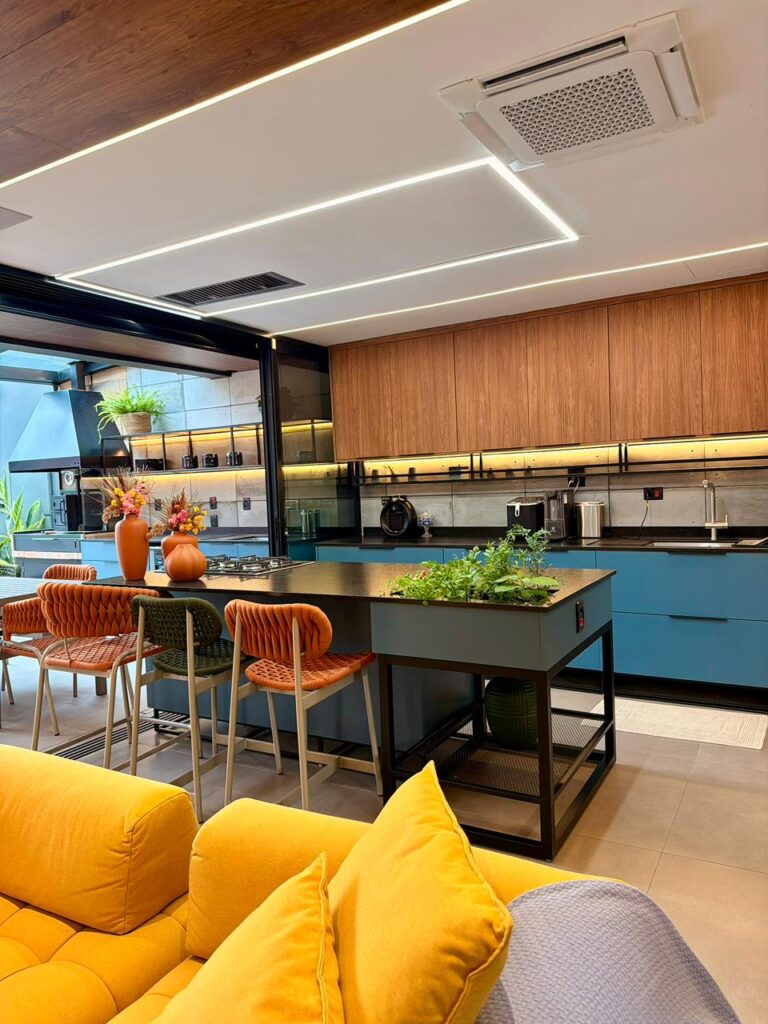 Projeto: Evilyn Ribeiro | Setorização inteligente, iluminação acolhedora e materiais naturais: eficiência e aconchego convivendo em perfeita harmonia