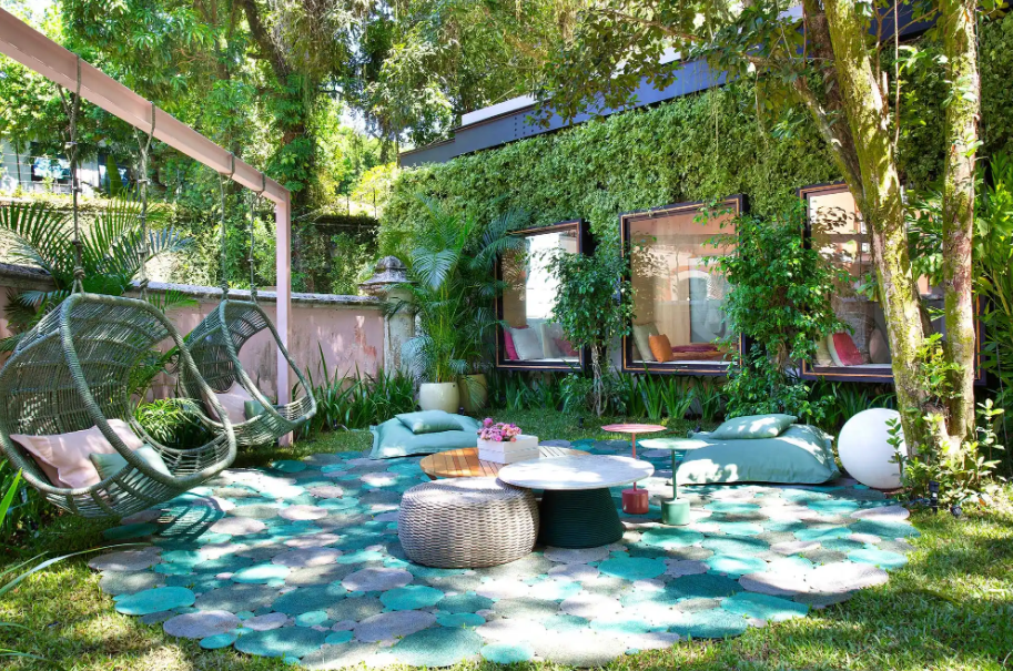 Verde água na área externa dialoga com a vegetação e amplia o frescor – Foto: Denilson Machado/CASACOR | Projeto: UP3 Arquitetura