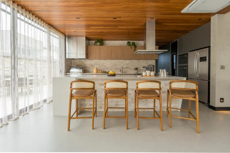 Antes de escolher pelo visual, conheça o que cada tecido para cortina entrega na prática – Foto: Rita Bonanata | Projeto: Casa 707 Interiores