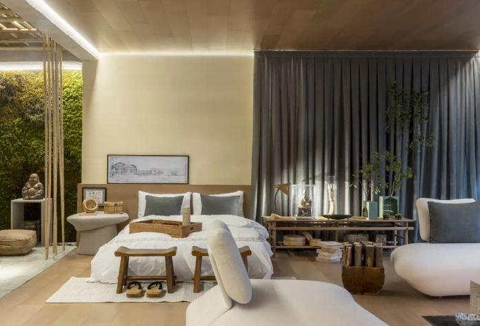 Antes de escolher o tecido para cortina, meça o varão e acrescente 20 cm de cada lado – Foto: Edgard César/CASACOR | Projeto: Márcio Corrêa