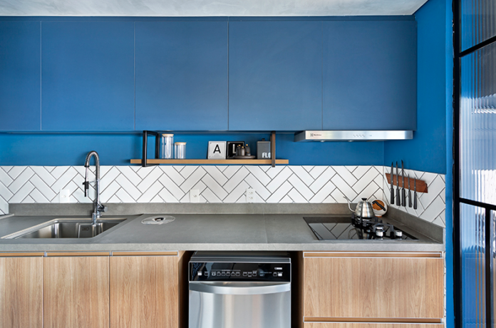 O backsplash com paginação espinha de peixe dá personalidade à cozinha – Foto: Julia Ribeiro | Projeto: Bianchi & Lima Arquitetura e Interiores