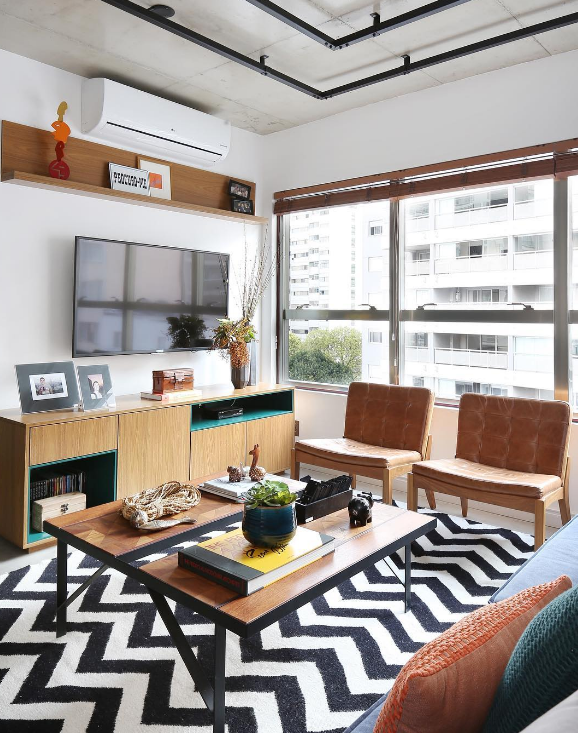 O tapete chevron em preto e branco é o clássico que nunca decepciona – Foto: @marianaorsifotografia | Projeto: Mandril Arquitetura