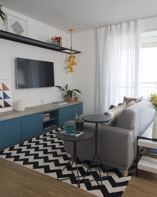 O zigue-zague do chevron cria direção e ritmo no espaço – Foto: Caca Bratke | Projeto: SP Estúdio