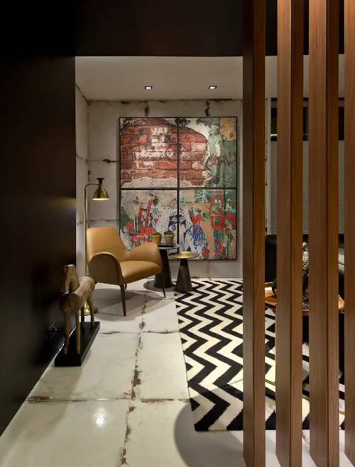 O tapete chevron é atemporal e combina com diversos tipos de projetos – Foto: Lio Simas | Projeto: Marcelo Lopes