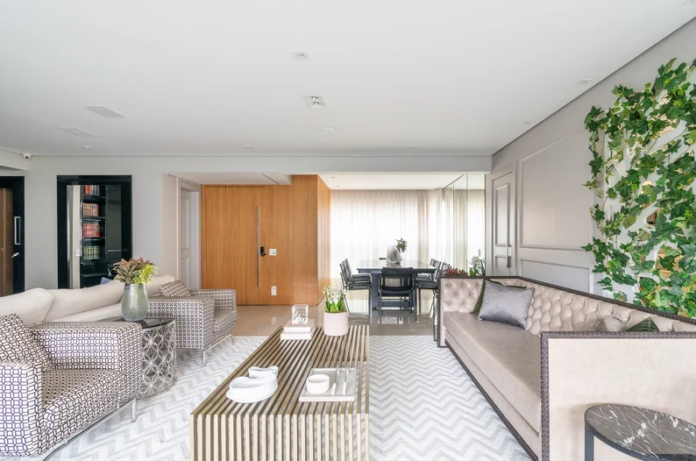 Na sala integrada, ele o tapete chevron é o elemento que organiza o espaço e deixa o layout mais claro – Foto: Julia Herman | Projeto: Sabrina Salles