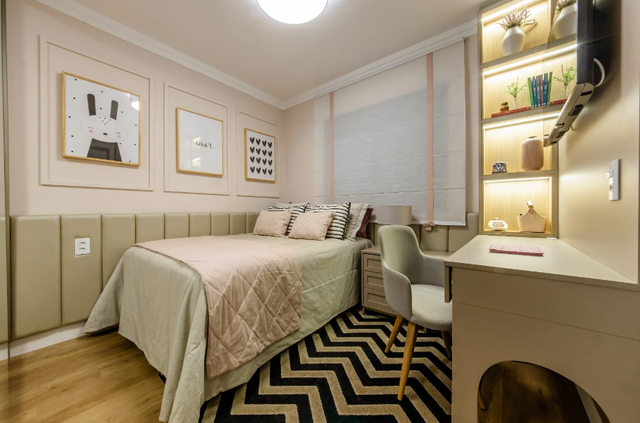 O padrão do tapete chevron é marcante o suficiente para ter presença, mas equilibrado o suficiente para não pesar o ambiente – Foto: Gian Biancuzzi | Projeto: Thais Baratella Arquitetura