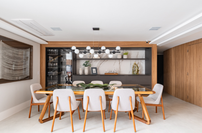 3. Forro de gesso liso integra luz e grelhas de ar-condicionado em um teto limpo e contínuo – Foto: Robson Figueiredo | Projeto: Luma Adamo Arquitetura