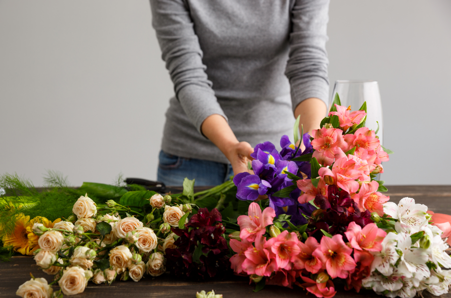 Sem rega, sem poda e sem preocupação com luz: as flores artificiais simplificam o que as naturais exigem – Foto: Freepik