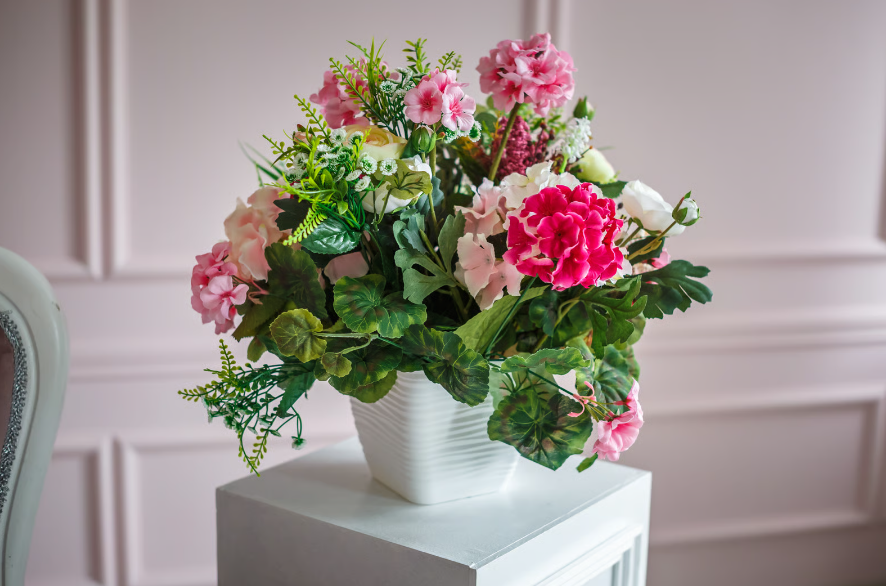 A paleta de cores do cômodo é o primeiro critério para escolher qualquer arranjo de flores artificiais – Foto: Envato