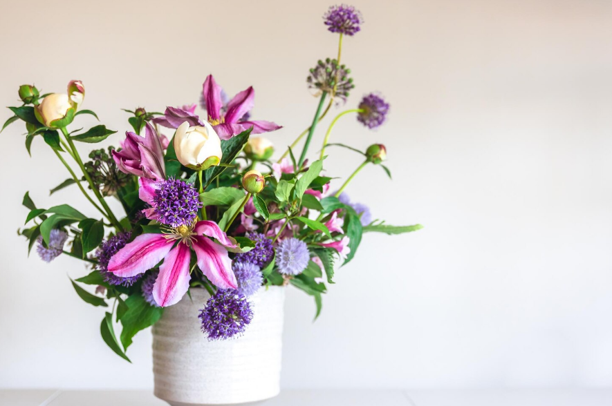 Variação de tons, textura coerente e boas proporções são três sinais de uma flor artificial de qualidade – Foto: Freepik