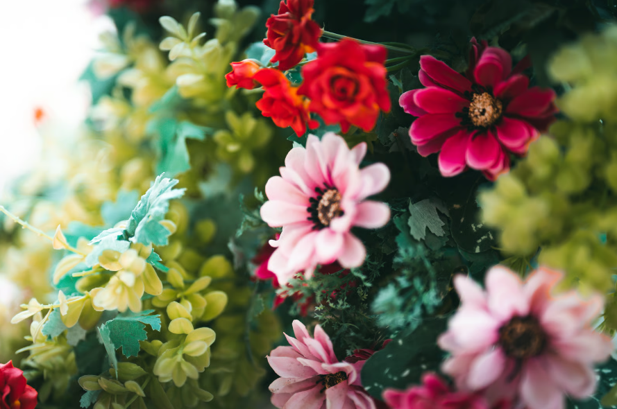 Nem toda flor artificial suporta sol, chuva e umidade – Foto: Envato