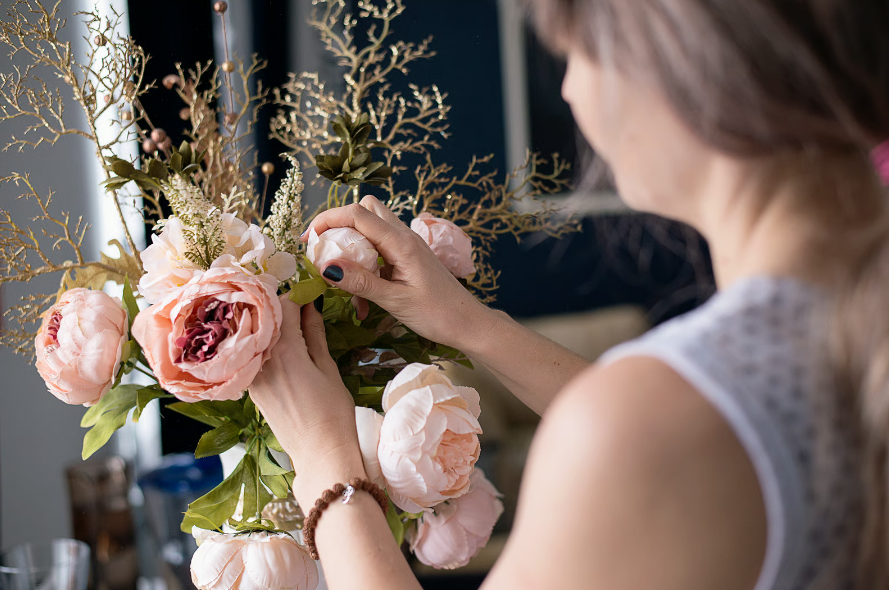 Limpeza regular evita acúmulo de poeira e mantém as pétalas com brilho por muito mais tempo – Foto: Envato