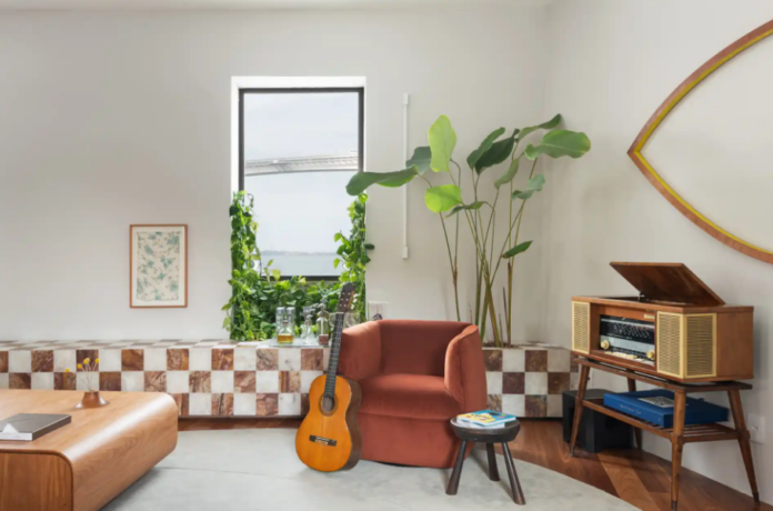 Jiboia ao redor da janela cria um enquadramento vivo – Foto: Camila Santos/CASACOR | Projeto: Roberta Toledo, Juliana Vervloet do Amaral e Manu Delboni