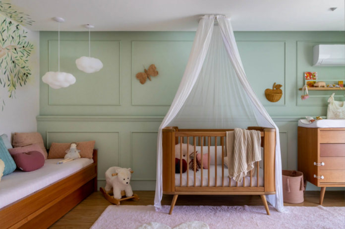 O charme retrô aparece nos móveis, objetos e na paleta de cores do ambiente – Foto: André Nazareth | Projeto: Paula Neder