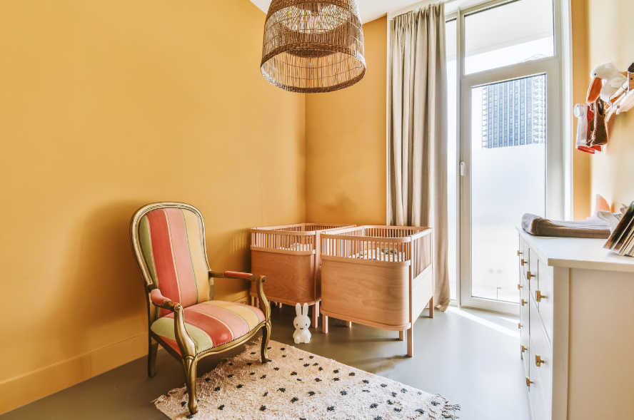 A paleta do quarto de bebê retrô varia entre tons quentes e pastéis – Foto: Envato