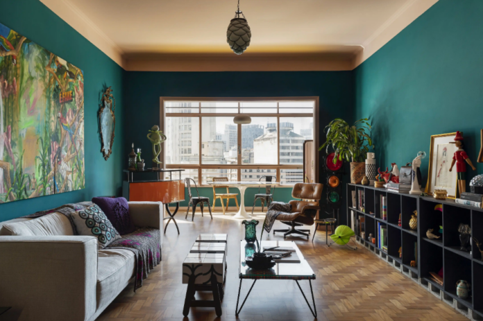 Combinar turquesa com madeira e neutros na sala cria um ambiente equilibrado – Foto: Denilson Machado, do MCA Estudio/CASACOR | Projeto: Pílula Antropofágik Arquitetura