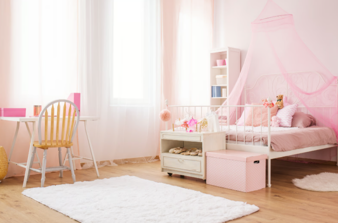 Cortinas compridas que tocam o chão criam sensação de amplitude no quarto de princesa – Foto: Envato