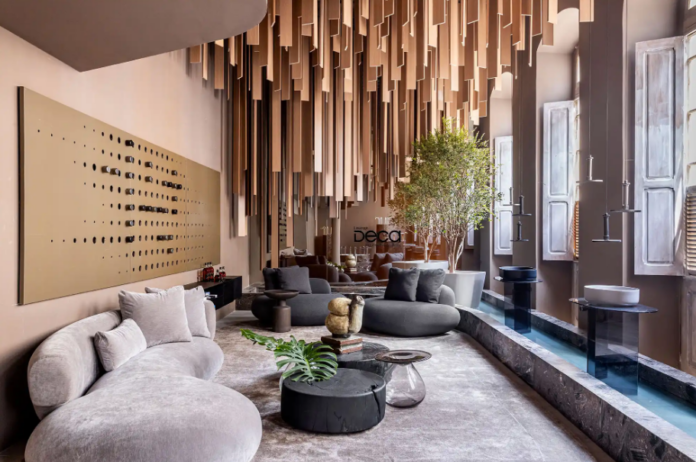 7. As paredes em tom fendi equilibram a madeira, o dourado e o cinza deste projeto – Foto: Walter Dias/CASACOR | Projeto: Zirpoli Arquitetura