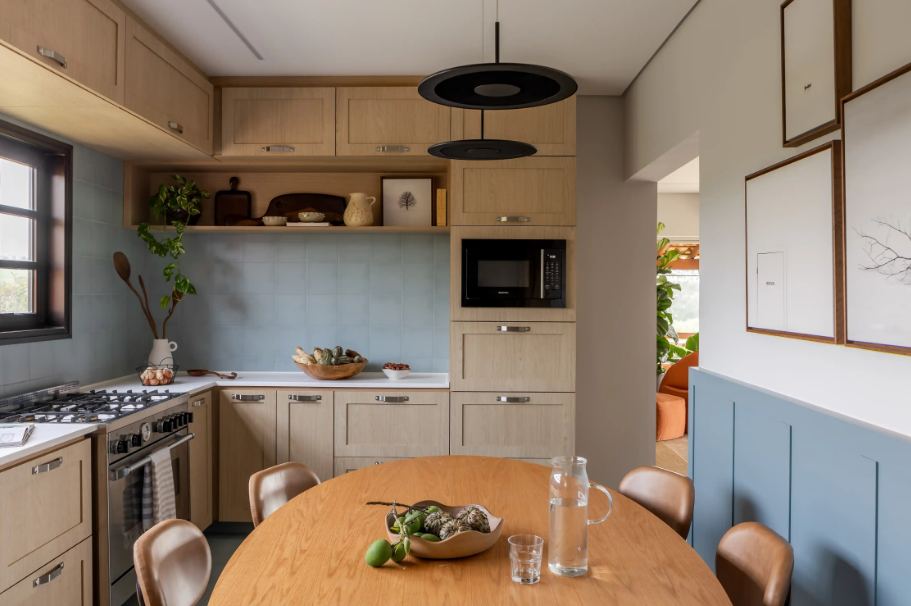 1. Cozinha em L é um dos layouts mais versáteis, pois se adapta a espaços pequenos e grandes