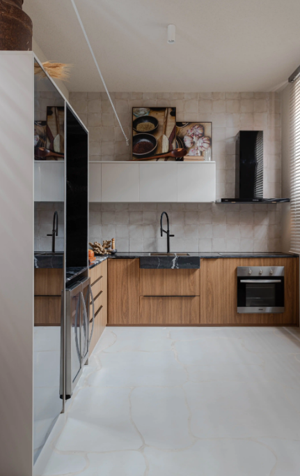 3. Pia, fogão e geladeira devem formar um triângulo de trabalho para encurtar os trajetos no preparo – Foto: Gabriela Daltro/CASACOR | Projeto: Junior Ordoñez