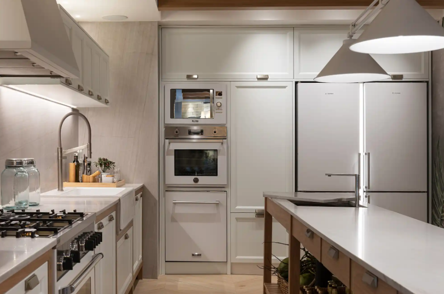 4. A área de circulação em frente às bancadas deve ter no mínimo 90 cm – Foto: Camila Santos/CASACOR | Projeto: Marcela Pretti e Rosana Rampazzo